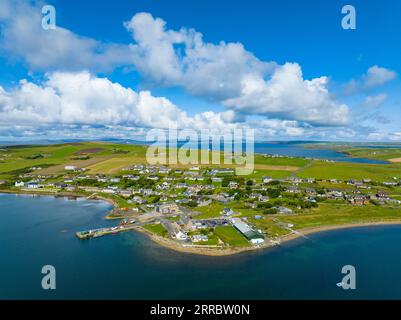 Vista aerea del villaggio di Burray sulla costa di Scapa Flow sull'isola di Burray, le isole Orcadi, la Scozia, il Regno Unito. Foto Stock