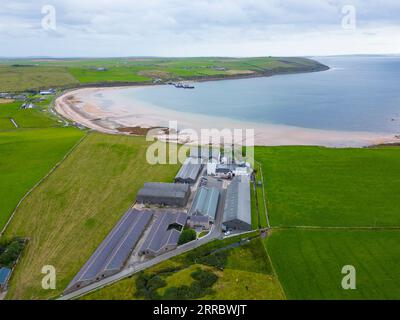 Vista aerea della distilleria di whisky Scapa a Scapa, continente, Isole Orcadi, Scozia, Regno Unito Foto Stock