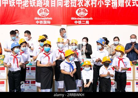 211008 -- VIENTIANE, 8 ottobre 2021 -- le società di ingegneria ferroviaria Cina-Laos, tra cui China Railway International Group CRIG e China Railway No.2 Engineering Group CREC-2, consegnano impianti sportivi donati e forniture anti-epidemiche alla China-Laos Friendship Nongping Primary School di Vientiane, Laos, 8 ottobre 2021. La scuola primaria di amicizia Cina-Laos Nongping nella capitale del Laos Vientiane ha ricevuto una donazione di recente costruzione del tribunale sepak takraw, tavoli da ping-pong e forniture anti-epidemia da parte delle società di ingegneria ferroviaria Cina-Laos venerdì. Foto di /Xinhua LAOS-vi Foto Stock