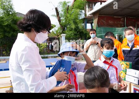 211008 -- VIENTIANE, 8 ottobre 2021 -- Un rappresentante presso le società di ingegneria ferroviaria China-Laos, tra cui China Railway International Group CRIG e China Railway No.2 Engineering Group CREC-2, consegna regali agli allievi della China-Laos Friendship Nongping Primary School a Vientiane, Laos, 8 ottobre 2021. La scuola primaria di amicizia Cina-Laos Nongping nella capitale del Laos Vientiane ha ricevuto una donazione di recente costruzione del tribunale sepak takraw, tavoli da ping-pong e forniture anti-epidemia da parte delle società di ingegneria ferroviaria Cina-Laos venerdì. Foto di /Xinhua LAOS-VIENTIANE-CH Foto Stock