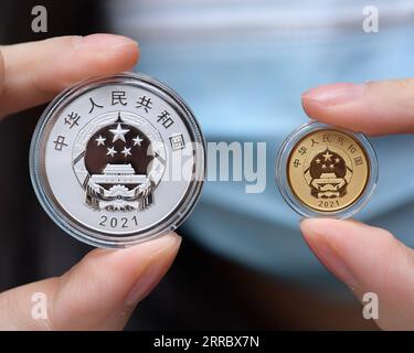 211009 -- PECHINO, 9 ottobre 2021 -- foto scattata il 9 ottobre 2021 mostra il dritto delle monete commemorative per celebrare la Conferenza delle Nazioni Unite sulla biodiversità del 2020, a Pechino, capitale della Cina. La banca centrale cinese emetterà una serie di monete commemorative l'11 ottobre 2021 per celebrare la Conferenza delle Nazioni Unite sulla biodiversità del 2020. Il set commemorativo contiene una moneta d'oro e una moneta d'argento. CHINA-BEIJING-COMMEMORATIVE COINS-2020 CONFERENZA ONU SULLA BIODIVERSITÀ CN LIXHE PUBLICATIONXNOTXINXCHN Foto Stock