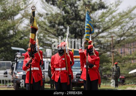 211010 -- KAMPALA, 10 ottobre 2021 -- i soldati della forza di difesa del popolo ugandese tengono bandiere mentre prendono parte a una parata durante le celebrazioni del 59° giorno dell'indipendenza a Kololo Independence Grounds a Kampala, capitale dell'Uganda, 9 ottobre 2021. Foto di /Xinhua UGANDA-KAMPALA-CELEBRAZIONI DEL GIORNO DELL'INDIPENDENZA HajarahxNalwadda PUBLICATIONxNOTxINxCHN Foto Stock