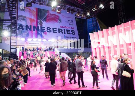 211009 -- CANNES FRANCIA, 9 ottobre 2021 -- le persone si riuniscono nell'area del tappeto rosso del Cannes International Series Festival, o Canneseries, a Cannes, in Francia, il 9 ottobre, 2021. l'evento si terrà dall'8 al 13 ottobre. Foto di /Xinhua FRANCE-CANNES-INTERNATIONAL SERIES FESTIVAL JackxChan PUBLICATIONxNOTxINxCHN Foto Stock