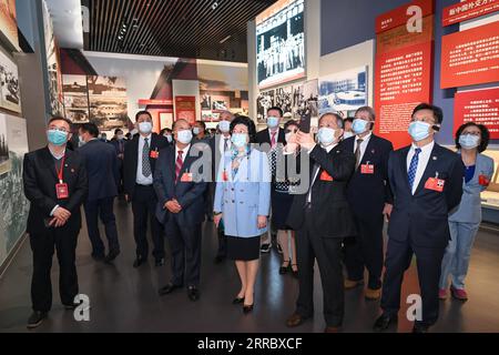 211009 -- PECHINO, 9 ottobre 2021 -- gli ospiti di un'attività commemorativa che segna il 110° anniversario della Rivoluzione del 1911 visitano il museo commemorativo rivoluzionario nelle colline profumate di Pechino, capitale della Cina, 8 ottobre 2021. CINA-PECHINO-110° ANNIVERSARIO-RIVOLUZIONE DEL 1911 CN CHENXYEHUA PUBLICATIONXNOTXINXCHN Foto Stock