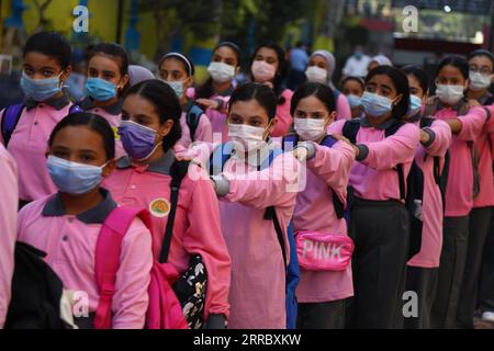 211010 -- CAIRO, 10 ottobre 2021 -- gli studenti che indossano maschere facciali camminano in fila in una scuola media hanno aperto dopo mesi di chiusura a causa della COVID-19 al Cairo, Egitto, 10 ottobre 2021. Milioni di studenti scolastici e universitari hanno iniziato a frequentare fisicamente le lezioni per la prima volta in 18 mesi a partire da sabato in Egitto. Scuole e università hanno lanciato campagne di sensibilizzazione sanitaria per esortare gli studenti, il personale docente e i lavoratori a rispettare tutte le precauzioni contro la COVID-19, tra cui il mantenimento della distanza fisica e l'uso di maschere facciali. EGITTO-CAIRO-STUDENTI-RITORNO A SCUOLA AHMEDXGOMAA PUBLICATIO Foto Stock