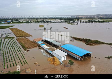 211010 -- HEJIN, 10 ottobre 2021 -- foto aerea scattata il 10 ottobre 2021 mostra la spiaggia del fiume giallo colpita dalle inondazioni vicino al villaggio di Lianbo nella città di Hejin, nella provincia dello Shanxi della Cina settentrionale. Più di 120.000 persone sono state temporaneamente evacuate dopo continue inondazioni innescate nella provincia dello Shanxi della Cina settentrionale, hanno detto domenica le autorità. Le inondazioni hanno sconvolto la vita di 1,76 milioni di residenti provenienti da 76 contee, città e distretti, secondo il dipartimento provinciale di gestione delle emergenze. Circa 190.000 ettari di colture sono stati danneggiati e più di 17.000 case crollate, il dipartimento Foto Stock