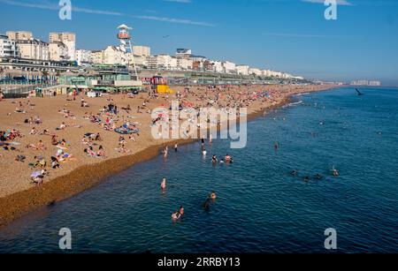 Brighton Regno Unito 7 settembre 2023 - gli amanti del sole si godono il caldo sole nel tardo pomeriggio a Brighton nel giorno più caldo dell'anno, fino a quando le temperature hanno nuovamente raggiunto i 30 gradi in alcune parti del Regno Unito : Credit Simon Dack / Alamy Live News Foto Stock