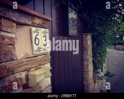 numero di porta 63 in una casa stile frech. Foto Stock