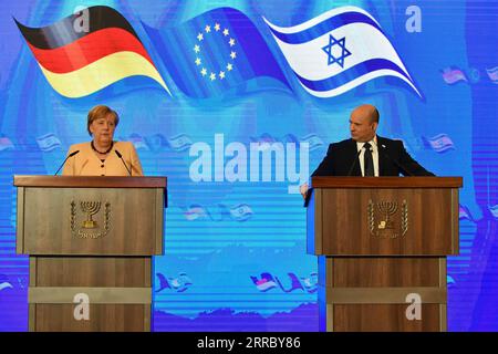 211010 -- GERUSALEMME, 10 ottobre 2021 -- il primo ministro israeliano Naftali Bennett R e la cancelliera tedesca Angela Merkel partecipano a una conferenza stampa congiunta al King David Hotel di Gerusalemme, 10 ottobre 2021. La cancelliera tedesca Angela Merkel ha iniziato la sua visita in Israele domenica mattina, segnando il suo ultimo viaggio ufficiale nel paese prima di lasciare l'incarico. Foto di via Xinhua MIDEAST-GERUSALEMME-CANCELLIERE TEDESCO-VISITA YoavxDudkevitch/JINI PUBLICATIONxNOTxINxCHN Foto Stock