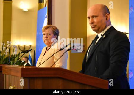 211010 -- GERUSALEMME, 10 ottobre 2021 -- il primo ministro israeliano Naftali Bennett R e la cancelliera tedesca Angela Merkel partecipano a una conferenza stampa congiunta al King David Hotel di Gerusalemme, 10 ottobre 2021. La cancelliera tedesca Angela Merkel ha iniziato la sua visita in Israele domenica mattina, segnando il suo ultimo viaggio ufficiale nel paese prima di lasciare l'incarico. Foto di via Xinhua MIDEAST-GERUSALEMME-CANCELLIERE TEDESCO-VISITA YoavxDudkevitch/JINI PUBLICATIONxNOTxINxCHN Foto Stock