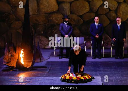 211010 -- GERUSALEMME, 10 ottobre 2021 -- il cancelliere tedesco in uscita Angela Merkel Front pone una corona nella sala della memoria di Yad Vashem, il World Holocaust Remembrance Center, a Gerusalemme, il 10 ottobre 2021. La Merkel ha iniziato la sua visita in Israele domenica mattina, segnando il suo ultimo viaggio ufficiale nel paese prima di lasciare l'ufficio. VIA XINHUA MIDEAST-JERUSALEM-YAD VASHEM-GERMANIA-ANGELA MERKEL-VISIT JINI PUBLICATIONXNOTXINXCHN Foto Stock