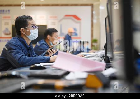 211011 -- YINCHUAN, 11 ottobre 2021 -- lo staff della società termoelettrica Xixia monitora il funzionamento delle apparecchiature nella sala di controllo centrale di Yinchuan, regione autonoma Ningxia Hui della Cina nord-occidentale, 11 ottobre 2021. L'azienda ha iniziato i lavori di manutenzione delle apparecchiature di riscaldamento per la prossima stagione di riscaldamento. CINA-YINCHUAN-RISCALDAMENTO STAGIONE-MANUTENZIONE CN WANGXPENG PUBLICATIONXNOTXINXCHN Foto Stock