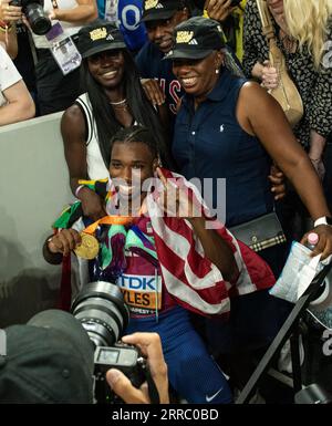 Noah Lyles degli Stati Uniti festeggia dopo aver vinto la finale maschile dei 200 m il giorno 7 dei Campionati mondiali di atletica leggera di Budapest il 25 agosto 2023. PH Foto Stock