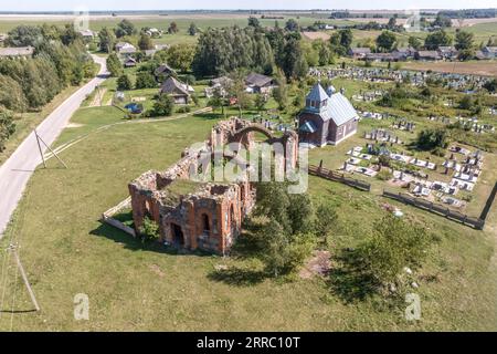vista aerea sul tempio abbandonato o sulla chiesa cattolica senza tetto in campagna Foto Stock