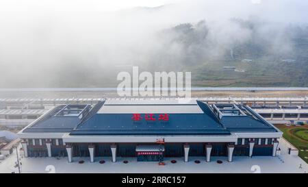 211012 -- KUNMING/VIENTIANE, 12 ottobre 2021 -- foto aerea scattata il 28 settembre 2021 mostra la stazione ferroviaria di Mojiang nella provincia dello Yunnan della Cina sud-occidentale. Xinhua titoli: Collegamenti ferroviari Cina e Laos, ritagliando un nuovo passaggio int l HuxChao PUBLICATIONxNOTxINxCHN Foto Stock