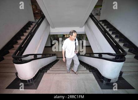 211013 -- CHENGDU, 13 ottobre 2021 -- Yin Kaipu cammina fino al suo ufficio presso il Chengdu Institute of Biology dell'Accademia cinese delle scienze CAS a Chengdu, provincia del Sichuan della Cina sud-occidentale, 2 ottobre 2021. Yin, un rinomato ecologista cinese di 78 anni, si dedica alla protezione della biodiversità da oltre sei decenni. Dopo essersi diplomato a scuola nel 1960, Yin ha lavorato presso l'Istituto di Biologia Chengdu dell'Accademia cinese delle scienze CAS, dedicandosi principalmente all'indagine e alla conservazione delle risorse biologiche. Nel 1978, Yin propose di stabilire il Jiuzhaigou and Yading Nature Re Foto Stock