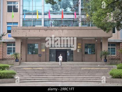 211013 -- CHENGDU, 13 ottobre 2021 -- Yin Kaipu entra nell'edificio dell'Istituto di Biologia di Chengdu dell'Accademia Cinese delle Scienze CAS a Chengdu, provincia del Sichuan della Cina sud-occidentale, 2 ottobre 2021. Yin, un rinomato ecologista cinese di 78 anni, si dedica alla protezione della biodiversità da oltre sei decenni. Dopo essersi diplomato a scuola nel 1960, Yin ha lavorato presso l'Istituto di Biologia Chengdu dell'Accademia cinese delle scienze CAS, dedicandosi principalmente all'indagine e alla conservazione delle risorse biologiche. Nel 1978, Yin propose di fondare il Jiuzhaigou e lo Yading natur Foto Stock