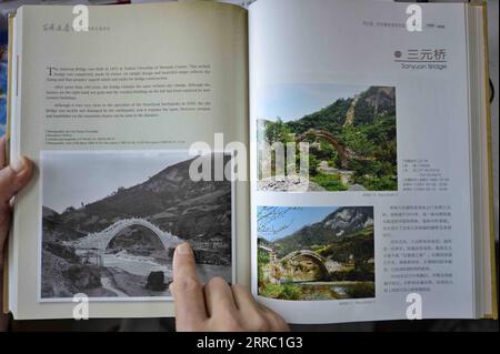 211013 -- CHENGDU, 13 ottobre 2021 -- Yin Kaipu presenta il suo libro a Chengdu, nella provincia del Sichuan della Cina sud-occidentale, 2 ottobre 2021. Yin, un rinomato ecologista cinese di 78 anni, si dedica alla protezione della biodiversità da oltre sei decenni. Dopo essersi diplomato a scuola nel 1960, Yin ha lavorato presso l'Istituto di Biologia Chengdu dell'Accademia cinese delle scienze CAS, dedicandosi principalmente all'indagine e alla conservazione delle risorse biologiche. Nel 1978, Yin propose di istituire le riserve naturali di Jiuzhaigou e Yading per evitare che venissero distrutte. Oggi Jiuzhaigou e Daoch Foto Stock