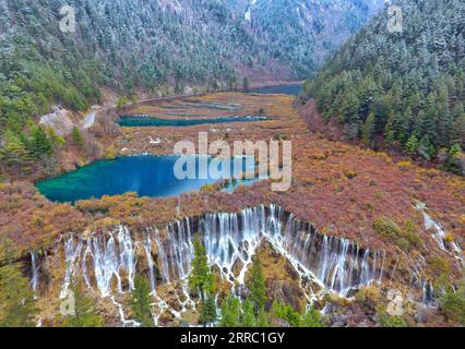 211013 -- CHENGDU, 13 ottobre 2021 -- foto aerea scattata il 6 novembre 2018 mostra la vista mozzafiato del punto panoramico di Jiuzhaigou nella provincia del Sichuan nella Cina sud-occidentale. Yin, un rinomato ecologista cinese di 78 anni, si dedica alla protezione della biodiversità da oltre sei decenni. Dopo essersi diplomato a scuola nel 1960, Yin ha lavorato presso l'Istituto di Biologia Chengdu dell'Accademia cinese delle scienze CAS, dedicandosi principalmente all'indagine e alla conservazione delle risorse biologiche. Nel 1978, Yin propose di istituire le riserve naturali di Jiuzhaigou e Yading per evitare che venissero distrutte Foto Stock