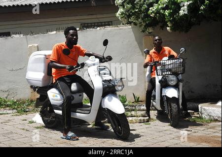 211013 -- ACCRA, 13 ottobre 2021 -- due membri dello staff fanno un giro di prova su moto elettriche importate dalla Cina ad Accra, Ghana, 8 ottobre 2021. PER ANDARE CON la funzione: La Start-up ghanese introduce EV di fabbricazione cinese per contribuire a ridurre le emissioni di carbonio GHANA-ACCRA-CHINA-ELECTRIC VEHICLE Seth PUBLICATIONxNOTxINxCHN Foto Stock