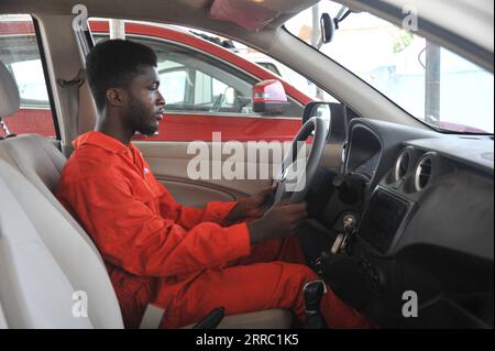 211013 -- ACCRA, 13 ottobre 2021 -- Un membro dello staff fa un test drive su un'auto elettrica importata dalla Cina ad Accra, Ghana, 8 ottobre 2021. PER ANDARE CON la funzione: La Start-up ghanese introduce EV di fabbricazione cinese per contribuire a ridurre le emissioni di carbonio GHANA-ACCRA-CHINA-ELECTRIC VEHICLE Seth PUBLICATIONxNOTxINxCHN Foto Stock