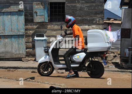 211013 -- ACCRA, 13 ottobre 2021 -- Un membro dello staff fa un giro di prova su una moto elettrica importata dalla Cina ad Accra, Ghana, 8 ottobre 2021. PER ANDARE CON la funzione: La Start-up ghanese introduce EV di fabbricazione cinese per contribuire a ridurre le emissioni di carbonio GHANA-ACCRA-CHINA-ELECTRIC VEHICLE Seth PUBLICATIONxNOTxINxCHN Foto Stock