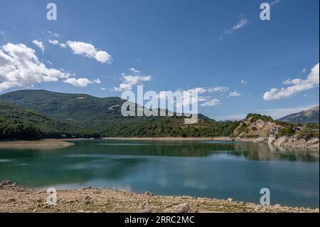 Il lago di montagna Spaccata è un piccolo lago artificiale ai confini meridionali dell'Abruzzo. Si trova interamente in provincia di l'Aquila, nel m Foto Stock