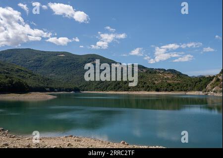 Il lago di montagna Spaccata è un piccolo lago artificiale ai confini meridionali dell'Abruzzo. Si trova interamente in provincia di l'Aquila, nel m Foto Stock