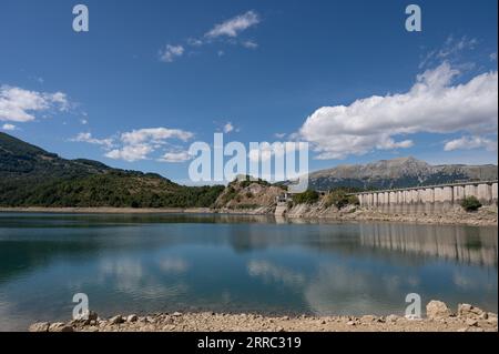 Il lago di montagna Spaccata è un piccolo lago artificiale ai confini meridionali dell'Abruzzo. Si trova interamente in provincia di l'Aquila, nel m Foto Stock