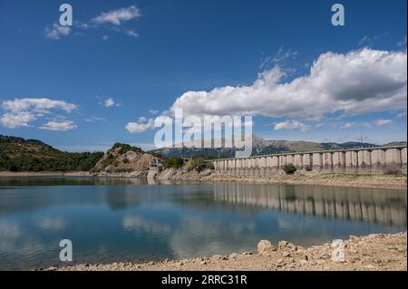 Il lago di montagna Spaccata è un piccolo lago artificiale ai confini meridionali dell'Abruzzo. Si trova interamente in provincia di l'Aquila, nel m Foto Stock
