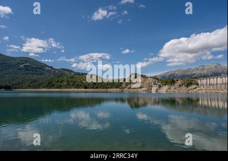 Il lago di montagna Spaccata è un piccolo lago artificiale ai confini meridionali dell'Abruzzo. Si trova interamente in provincia di l'Aquila, nel m Foto Stock