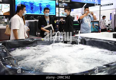 211015 -- GUANGZHOU, 15 ottobre 2021 -- un espositore presenta una vasca da bagno durante la 130a sessione della China Import and Export Fair, nota anche come Canton Fair a Guangzhou, nella provincia del Guangdong della Cina meridionale, 15 ottobre 2021. La sessione di cinque giorni è iniziata qui venerdì. È la prima volta che la fiera si tiene online e offline contemporaneamente. Quasi 8.000 aziende globali parteciperanno alle mostre offline della fiera. Nel frattempo, circa 26.000 aziende nazionali e straniere parteciperanno online, con un numero record di 2,82 milioni di mostre presentate. CHINA-GUANGDONG-GUANGZHOU-CANTO Foto Stock