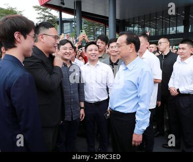 211015 -- GUANGZHOU, 15 ottobre 2021 -- il Premier cinese li Keqiang, anche membro del Comitato permanente dell'Ufficio politico del Comitato centrale del PCC del Partito Comunista Cinese, parla con i membri dello staff di un centro di innovazione a Guangzhou, nella provincia del Guangdong della Cina meridionale, 15 ottobre 2021. Li ha fatto un tour di ispezione nella provincia del Guangdong da mercoledì a venerdì. CHINA-GUANGDONG-LI KEQIANG-INSPECTION CN PANGXXINGLEI PUBLICATIONXNOTXINXCHN Foto Stock