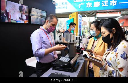 211015 -- GUANGZHOU, 15 ottobre 2021 -- Un rappresentante di un'impresa straniera L parla con i clienti durante la 130a sessione della China Import and Export Fair, nota anche come Canton Fair a Guangzhou, nella provincia del Guangdong della Cina meridionale, 15 ottobre 2021. La sessione di cinque giorni è iniziata qui venerdì. È la prima volta che la fiera si tiene online e offline contemporaneamente. Quasi 8.000 aziende globali parteciperanno alle mostre offline della fiera. Nel frattempo, circa 26.000 aziende nazionali e straniere parteciperanno online, con un numero record di 2,82 milioni di mostre presentate. CHINA-GU Foto Stock