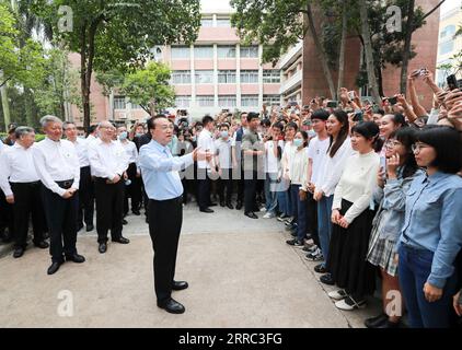 211015 -- GUANGZHOU, 15 ottobre 2021 -- il Premier cinese li Keqiang, anche membro del Comitato permanente dell'Ufficio politico del Comitato centrale del PCC del Partito Comunista Cinese, parla con insegnanti e studenti dell'Università Sun Yat-sen di Guangzhou, nella provincia del Guangdong della Cina meridionale, 15 ottobre 2021. Li ha fatto un tour di ispezione nella provincia del Guangdong da mercoledì a venerdì. CHINA-GUANGDONG-LI KEQIANG-INSPECTION CN PANGXXINGLEI PUBLICATIONXNOTXINXCHN Foto Stock