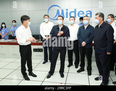 211015 -- GUANGZHOU, 15 ottobre 2021 -- il Premier cinese li Keqiang, anche membro del Comitato permanente dell'Ufficio politico del Comitato centrale del PCC del Partito Comunista Cinese, visita Midea Group Co., Ltd. A Foshan, nella provincia del Guangdong della Cina meridionale, 14 ottobre 2021. Li ha fatto un tour di ispezione nella provincia del Guangdong da mercoledì a venerdì. CHINA-GUANGDONG-LI KEQIANG-INSPECTION CN PANGXXINGLEI PUBLICATIONXNOTXINXCHN Foto Stock