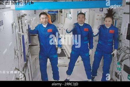 211016 -- PECHINO, 16 ottobre 2021 -- immagine dello schermo acquisita al Beijing Aerospace Control Center di Pechino, capitale della Cina, 16 ottobre 2021 mostra tre astronauti cinesi, Zhai Zhigang C, Wang Yaping R e Ye Guangfu, che salutano dopo essere entrati nel modulo centrale della stazione spaziale Tianhe. EyesonSci CHINA-SHENZHOU-13-TIANHE SPACE STATION-ENTERING CN TianxDingyu PUBLICATIONxNOTxINxCHN Foto Stock