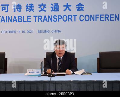 211016 -- PECHINO, 16 ottobre 2021 -- Yang Zhongmin, direttore esecutivo del China Railway Economic and Planning Research Institute, parla tramite link video in una sessione tematica sui trasporti sostenibili e lo sviluppo regionale durante la seconda Conferenza globale sui trasporti sostenibili delle Nazioni Unite tenutasi a Pechino, capitale della Cina, 15 ottobre 2021. CINA-PECHINO-2A CONFERENZA MONDIALE DELLE NAZIONI UNITE SUI TRASPORTI SOSTENIBILI - SESSIONE TEMATICA CN YINXGANG PUBLICATIONXNOTXINXCHN Foto Stock