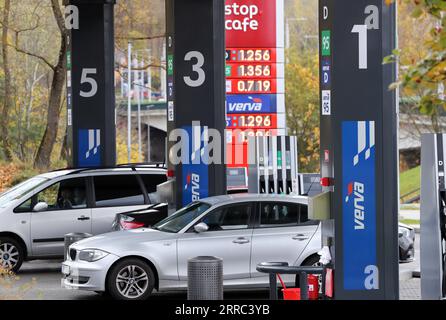 211016 -- VILNIUS, 16 ottobre 2021 -- Una stazione di servizio si trova nel centro di Vilnius, Lituania, 16 ottobre 2021. Il prezzo medio dell'elettricità in Lituania è aumentato del 41% a settembre mese su mese, raggiungendo i 123,96 euro per megawatt-ora MWh -- il più alto negli stati baltici, secondo il fornitore di energia Elektrum Lietuva. Di conseguenza, tutti i consumatori residenziali nel paese dovrebbero aspettarsi di pagare di più per il calore. I prezzi dell'elettricità hanno visto il più grande salto a Vilnius, la capitale del paese, dove, secondo le autorità della città, le bollette del riscaldamento potrebbero salire fino al 60% a 7 Foto Stock