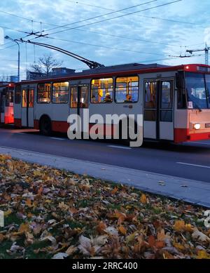 211016 -- VILNIUS, 16 ottobre 2021 -- Un filobus opera a Vilnius, Lituania, 16 ottobre 2021. Il prezzo medio dell'elettricità in Lituania è aumentato del 41% a settembre mese su mese, raggiungendo i 123,96 euro per megawatt-ora MWh -- il più alto negli stati baltici, secondo il fornitore di energia Elektrum Lietuva. Di conseguenza, tutti i consumatori residenziali nel paese dovrebbero aspettarsi di pagare di più per il calore. I prezzi dell'elettricità hanno visto il più grande balzo a Vilnius, la capitale del paese, dove, secondo le autorità della città, le bollette del riscaldamento potrebbero salire fino al 60-70% Foto Stock