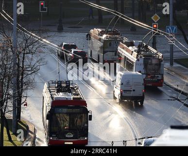 211016 -- VILNIUS, 16 ottobre 2021 -- i filobus operano a Vilnius, Lituania, 16 ottobre 2021. Il prezzo medio dell'elettricità in Lituania è aumentato del 41% a settembre mese su mese, raggiungendo i 123,96 euro per megawatt-ora MWh -- il più alto negli stati baltici, secondo il fornitore di energia Elektrum Lietuva. Di conseguenza, tutti i consumatori residenziali nel paese dovrebbero aspettarsi di pagare di più per il calore. I prezzi dell'elettricità hanno visto il più grande balzo a Vilnius, la capitale del paese, dove, secondo le autorità della città, le bollette del riscaldamento potrebbero salire fino al 60-70%. Foto Stock