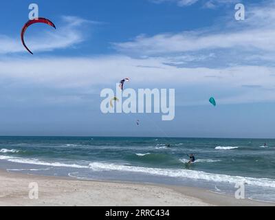 Parasailing sull'Atlantico a Topsail, North Carolina Foto Stock