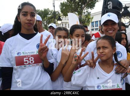 211018 -- TUNISI, 18 ottobre 2021 -- le persone partecipano alla corsa a lunga distanza nel centro di Tunisi, Tunisia, 17 ottobre 2021. Il 17 ottobre è la giornata nazionale tunisina di sensibilizzazione sulla donazione di organi. Le istituzioni mediche e sportive hanno organizzato la corsa a lunga distanza per sensibilizzare le persone sulla donazione di organi e invitare più persone a partecipare alle attività correlate. Foto di Adel Ezzine/Xinhua SPTUNISIA-TUNIS-ORGAN DONATION RUNNING HuangxLing PUBLICATIONxNOTxINxCHN Foto Stock