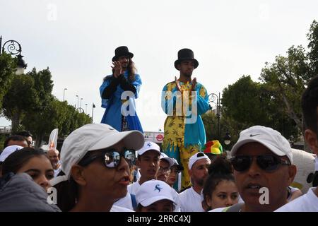 211018 -- TUNISI, 18 ottobre 2021 -- le persone partecipano alla corsa a lunga distanza nel centro di Tunisi, Tunisia, 17 ottobre 2021. Il 17 ottobre è la giornata nazionale tunisina di sensibilizzazione sulla donazione di organi. Le istituzioni mediche e sportive hanno organizzato la corsa a lunga distanza per sensibilizzare le persone sulla donazione di organi e invitare più persone a partecipare alle attività correlate. Foto di Adel Ezzine/Xinhua SPTUNISIA-TUNIS-ORGAN DONATION RUNNING HuangxLing PUBLICATIONxNOTxINxCHN Foto Stock