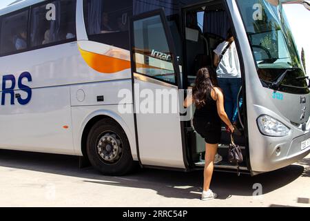 Marrakech, Marocco - 28 agosto 2023 persone che viaggiano in autobus Supratours tra Marrakech e Agadir. Il prezzo è economico e il servizio eccellente. Foto Stock