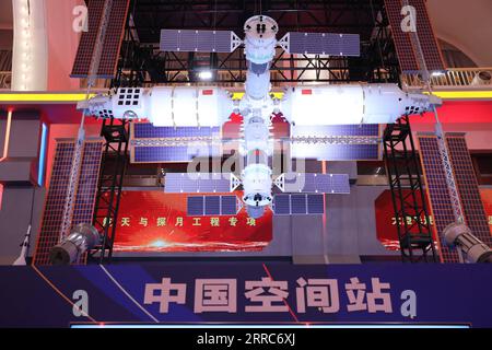 211021 -- PECHINO, 21 ottobre 2021 -- Un modello della stazione spaziale cinese è in mostra in una mostra sui principali risultati scientifici della Cina durante il tredicesimo periodo del piano quinquennale 2016-2020 a Pechino, capitale della Cina, 21 ottobre 2021. Giovedì è iniziata qui una mostra che mostra i risultati ottenuti dalla Cina nell'innovazione scientifica e tecnologica durante il tredicesimo periodo del piano quinquennale. CINA-PECHINO-TREDICESIMO PIANO QUINQUENNALE PERIODO-RISULTATI SCIENTIFICI-MOSTRA CN JINXLIWANG PUBLICATIONXNOTXINXCHN Foto Stock