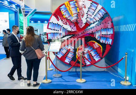211021 -- PECHINO, 21 ottobre 2021 -- i visitatori guardano il modello di una macchina per la perforazione di tunnel domestica in una mostra sui principali risultati scientifici della Cina durante il tredicesimo periodo del piano quinquennale 2016-2020 a Pechino, capitale della Cina, 21 ottobre 2021. Giovedì è iniziata qui una mostra che mostra i risultati ottenuti dalla Cina nell'innovazione scientifica e tecnologica durante il tredicesimo periodo del piano quinquennale. CINA-PECHINO-TREDICESIMO PIANO QUINQUENNALE PERIODO-RISULTATI SCIENTIFICI-MOSTRA CN CAIXYANG PUBLICATIONXNOTXINXCHN Foto Stock