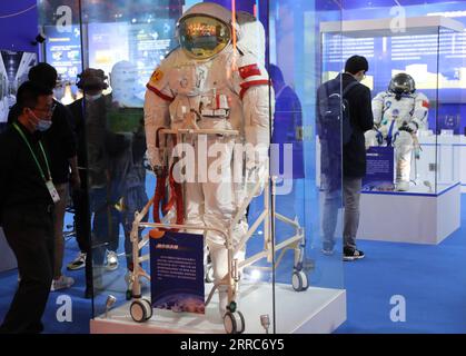 211021 -- PECHINO, 21 ottobre 2021 -- le tute spaziali sono esposte in una mostra sui principali risultati scientifici della Cina durante il tredicesimo periodo del piano quinquennale 2016-2020 a Pechino, capitale della Cina, 21 ottobre 2021. Giovedì è iniziata qui una mostra che mostra i risultati ottenuti dalla Cina nell'innovazione scientifica e tecnologica durante il tredicesimo periodo del piano quinquennale. CINA-PECHINO-TREDICESIMO PIANO QUINQUENNALE PERIODO-RISULTATI SCIENTIFICI-MOSTRA CN JINXLIWANG PUBLICATIONXNOTXINXCHN Foto Stock