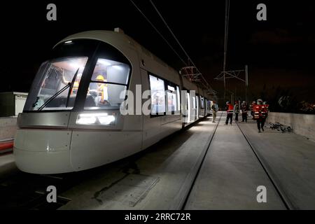 211021 -- TEL AVIV, 21 ottobre 2021 -- Un treno è visto durante un test ufficiale del progetto della linea rossa della metropolitana leggera di Tel Aviv a Tel Aviv, Israele, 20 ottobre 2021. La linea rossa, la prima delle tre linee del progetto della ferrovia leggera di Tel Aviv, è prevista per iniziare ad operare nel 2022. La linea di 23,5 km collega cinque città nelle regioni più congestionate dell'area metropolitana di Tel Aviv. Foto di /Xinhua ISRAEL-TEL AVIV-LIGHT RAIL-TEST GilxCohenxMagen PUBLICATIONxNOTxINxCHN Foto Stock