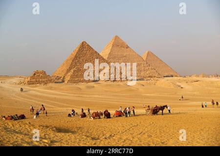 211022 -- CAIRO, 22 ottobre 2021 -- i turisti visitano le piramidi di Giza a Giza, Egitto, il 21 ottobre 2021. L'Egitto è entrato nella stagione turistica di picco, poiché il tempo sta diventando più fresco, e i voli internazionali verso il paese sospesi a causa della COVID-19 stanno gradualmente riprendendo. Il punto panoramico delle piramidi di Giza è visitato da sempre più turisti. EGITTO-PIRAMIDI di GIZA-TURISMO-RECUPERO SuixXiankai PUBLICATIONxNOTxINxCHN Foto Stock